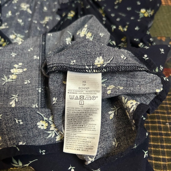 GAP Navy Floral Blouse - Women’s size X-Small - Picture 5 of 7
